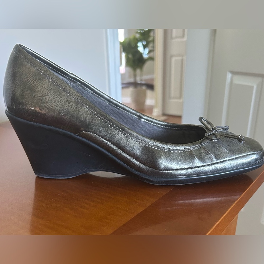 Stylish pump. Wedge heel grey metallic